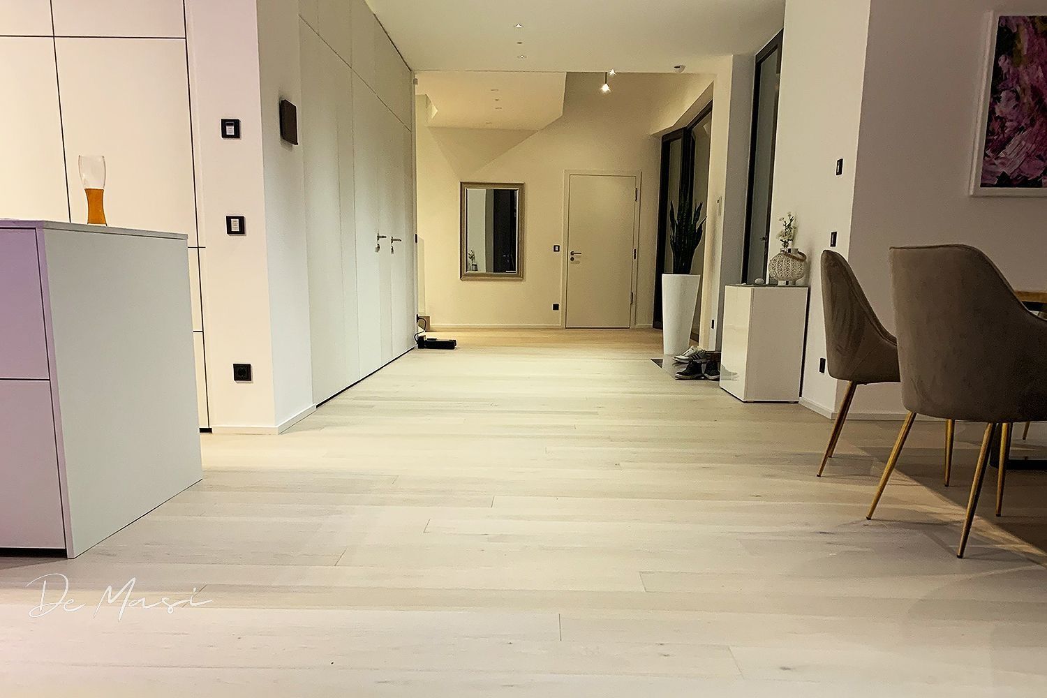Heller Holzboden in einer Wohnung